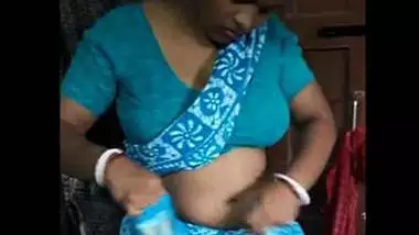 Bongalixxx - Bubbly Delhi Housewife Bhabhi Disha Roy Bubbly Navel And Cleavage Expose In  Blue Sare indian sex tube