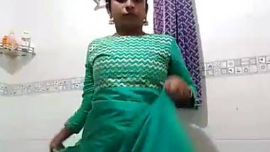 Chennai It Girl Daisy Horny With Bananna In Bathroom â€“ Part 2 indian sex  tube