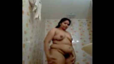 Xxxnxurin - Bbw Wife Oiling Her Hair Nude In Bathroom indian sex tube
