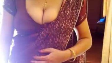 Mature Gujarati Bhabhi Exposed Her Big Boobs On Demand indian sex tube